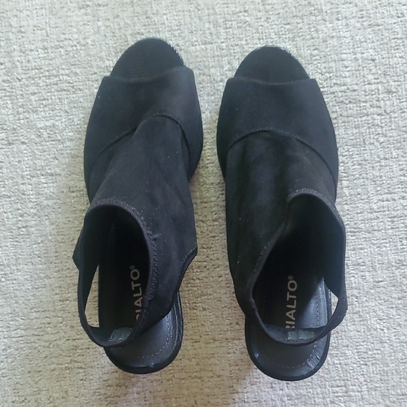 Rialto Black Open-Toe Sandals - Lightweight - Picture 4 of 6